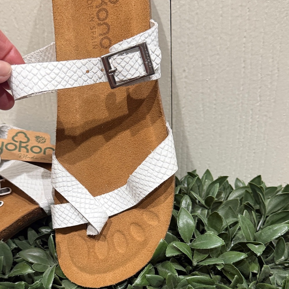 Yokono White Textured Style  Women's Sandals With Buckle NWT Size 9.5 - Picture 3 of 7